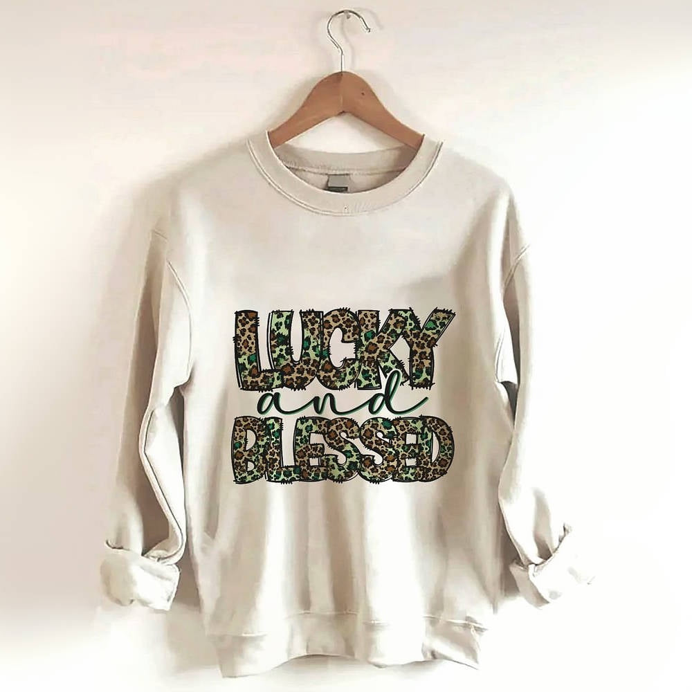 Lucky and Blessed Sweatshirt mit Rundhalsausschnitt