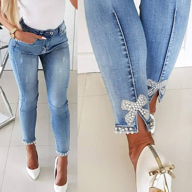 Jean coupe slim avec perles papillon