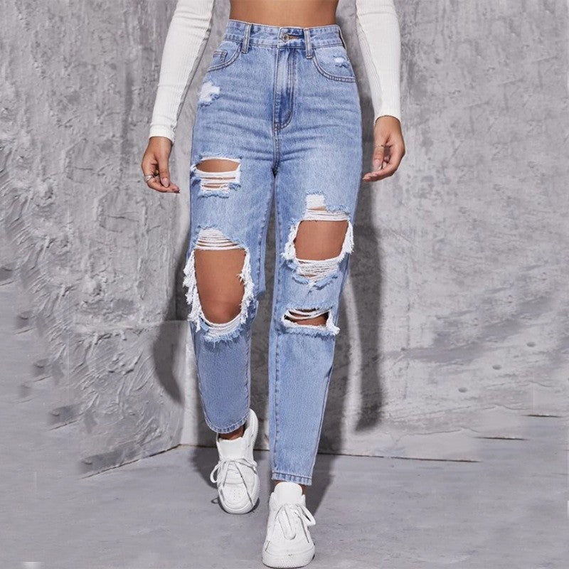 Zerrissene Straßenjeans mit hoher Taille