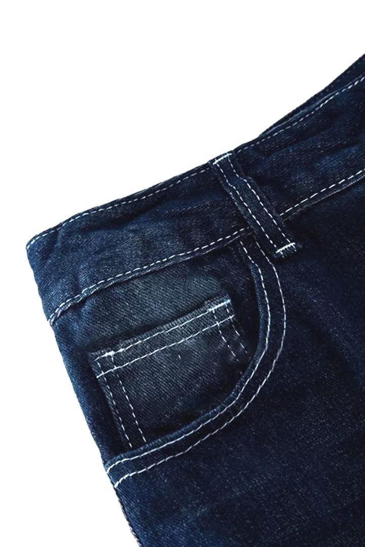 Geknöpfte Jeans mit geradem Bein und Rollsaum