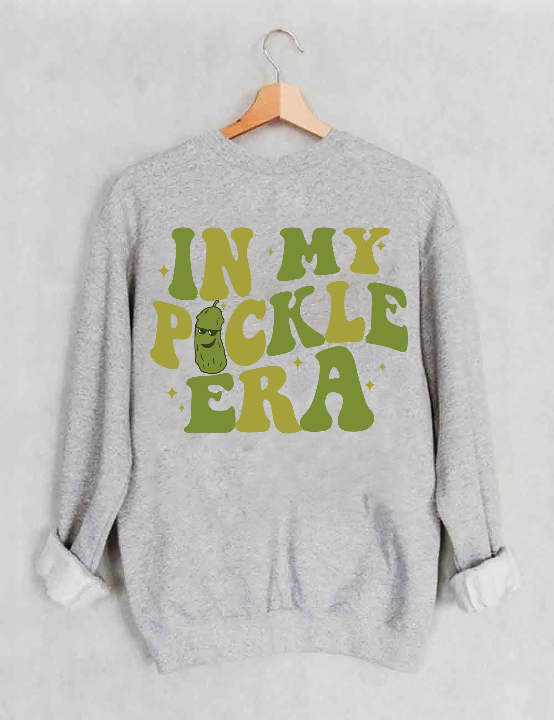 In meinem Pickle-Ära-Sweatshirt
