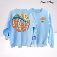 Sweat-shirt esthétique Forever Chasing Sunsets Beach
