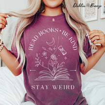Lire des livres Be Kind Stay Weird Bookish T-shirt