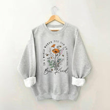 Bee Kind Sweatshirt mit Blumendruck
