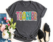 T-shirt imprimé lettre colorée pour professeur