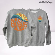 Sweat-shirt esthétique Forever Chasing Sunsets Beach