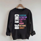 Be Kind Sweatshirt mit Buchstaben-Print