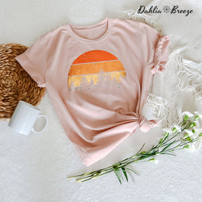 T-shirt de camping sur le thème de la forêt, coucher de soleil sur les pins