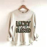 Lucky and Blessed Sweatshirt mit Rundhalsausschnitt
