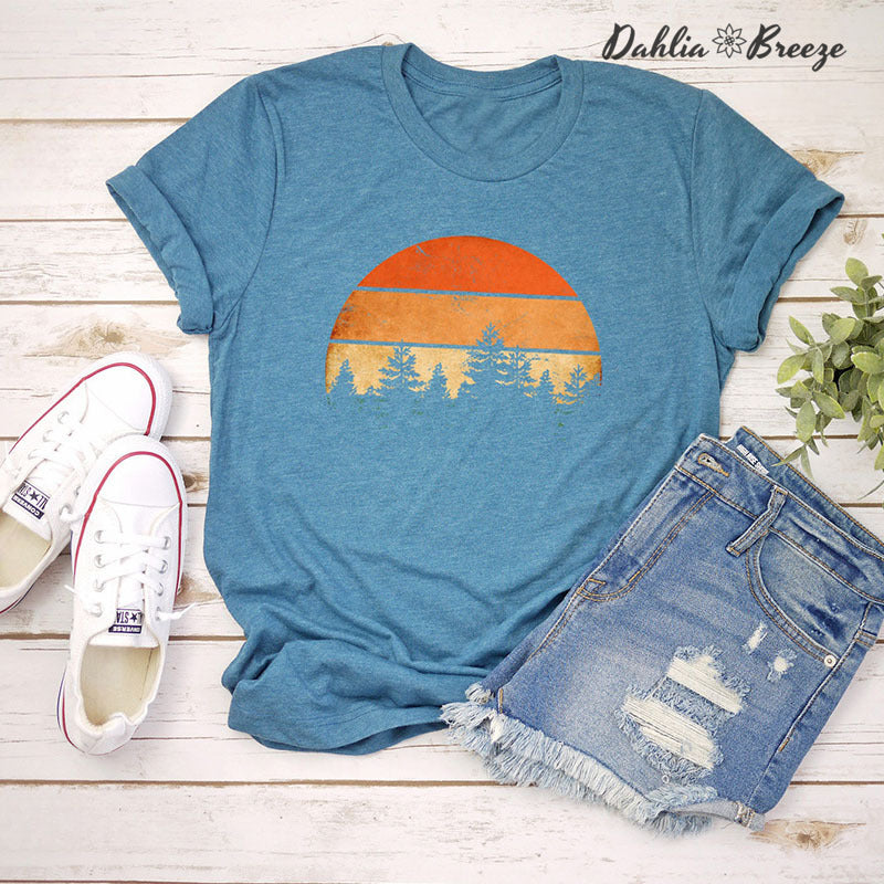 T-shirt de camping sur le thème de la forêt, coucher de soleil sur les pins