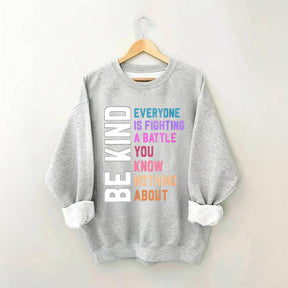 Be Kind Sweatshirt mit Buchstaben-Print