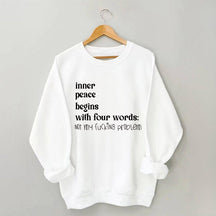 La paix intérieure commence par un sweat-shirt à quatre mots