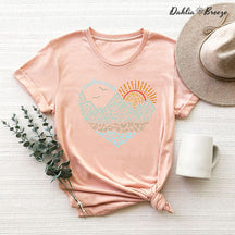 L’aventure attend le T-shirt de camping en montagne