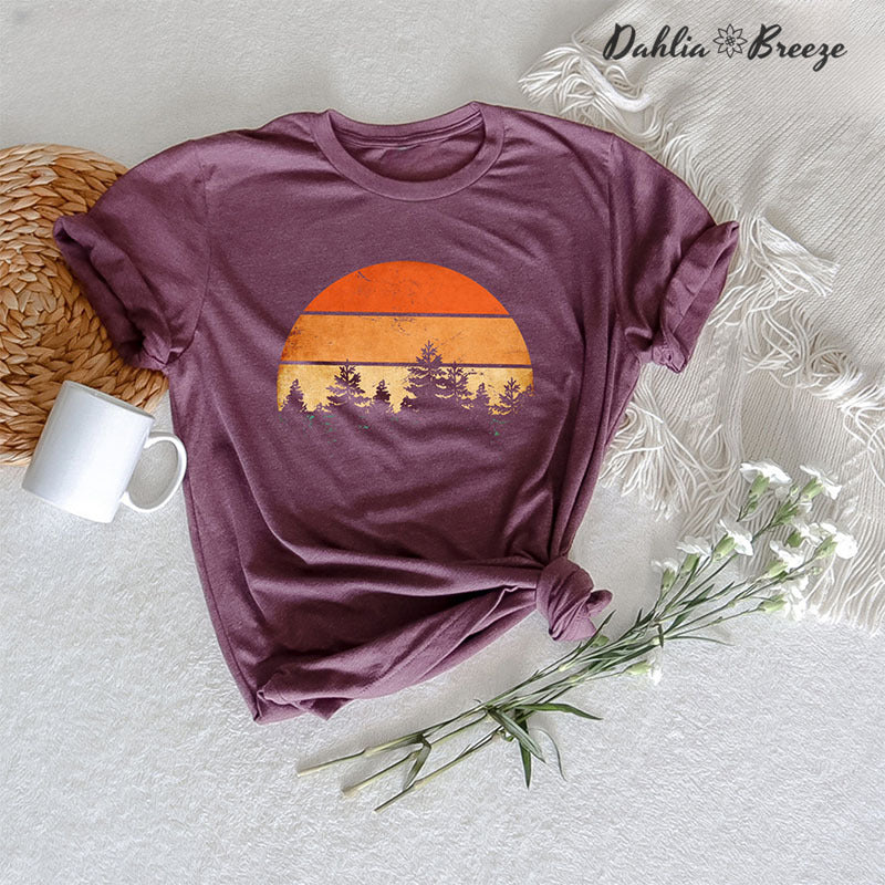 T-shirt de camping sur le thème de la forêt, coucher de soleil sur les pins
