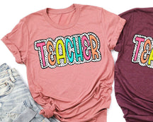 T-shirt imprimé lettre colorée pour professeur