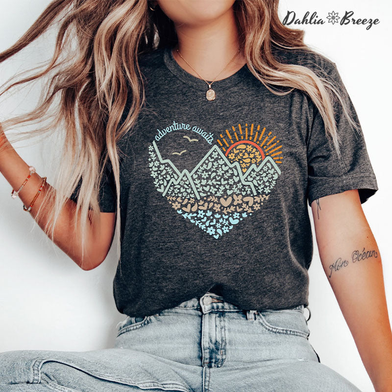 L’aventure attend le T-shirt de camping en montagne