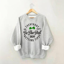 Tout le monde dans le pub devient un sweat-shirt éméché
