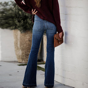 Modische, ausgestellte Jeans mit rohen Kanten und Stretch