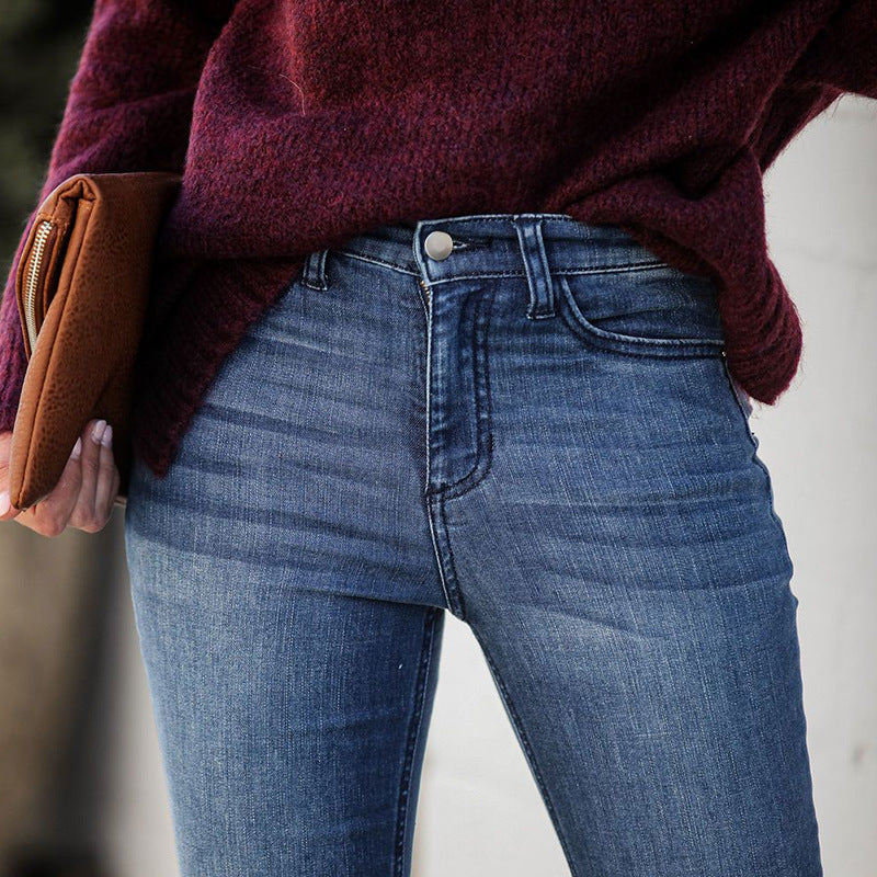 Modische, ausgestellte Jeans mit rohen Kanten und Stretch