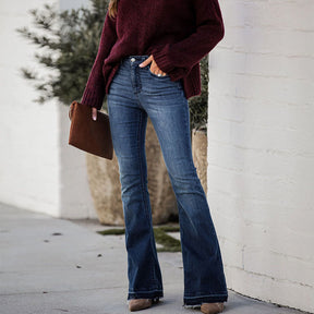 Modische, ausgestellte Jeans mit rohen Kanten und Stretch