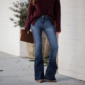 Modische, ausgestellte Jeans mit rohen Kanten und Stretch