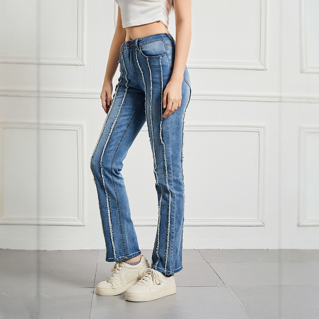 Ausgestellte Jeans mit mittlerer Taille und ausgefranstem Detail