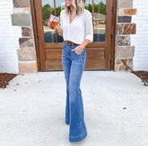 Leicht dehnbare Jeans mit weitem Bein und hohem Bund 
