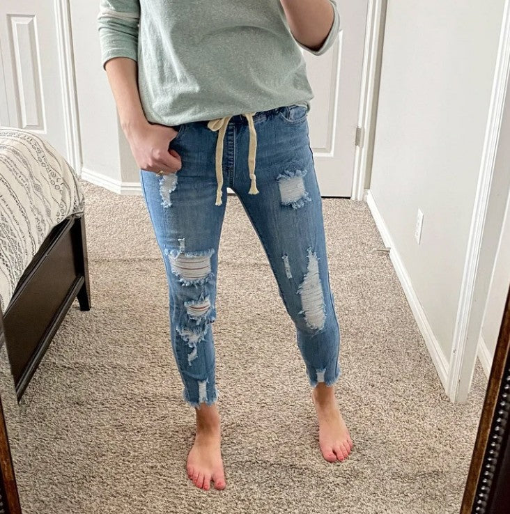 Hoch taillierte, zerrissene Jeans mit elastischem Bund 