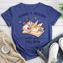 Lire c'est rêver avec son T-shirt ouvert Eves