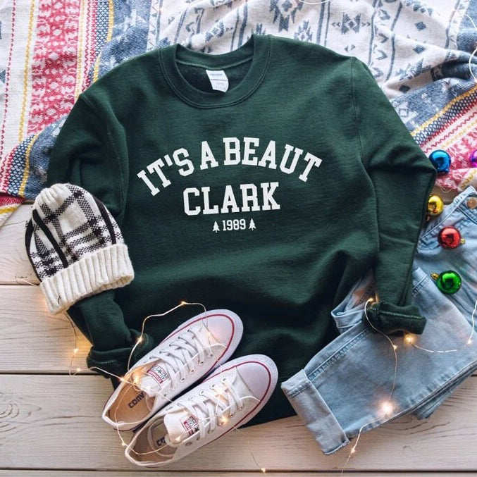 Es ist ein Weihnachts-Sweatshirt von Beaut Clark