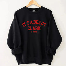 Es ist ein Weihnachts-Sweatshirt von Beaut Clark
