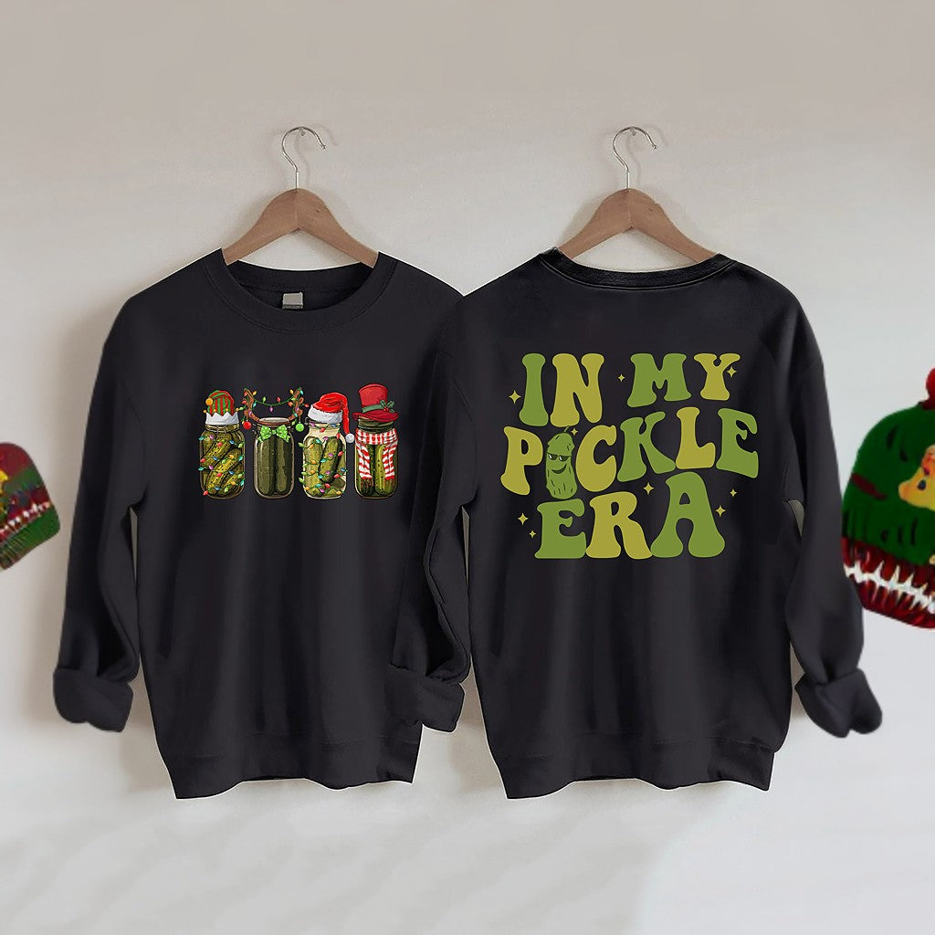In meinem Pickle-Ära-Sweatshirt 