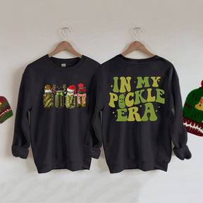 In meinem Pickle-Ära-Sweatshirt 