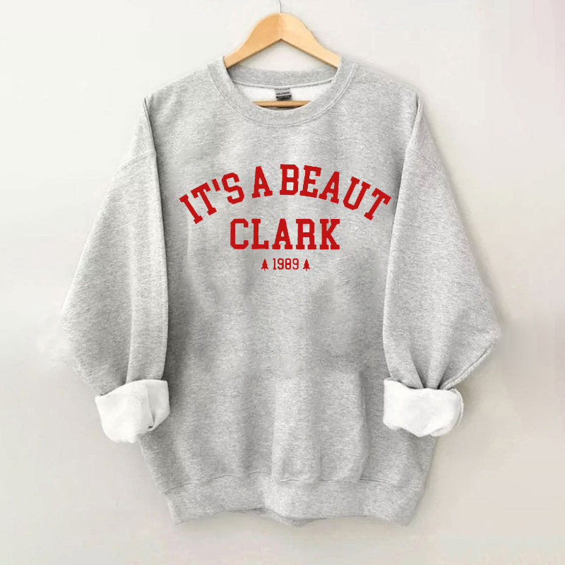 Es ist ein Weihnachts-Sweatshirt von Beaut Clark