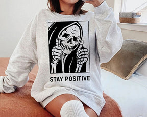 Restez positif avec le sweat squelette