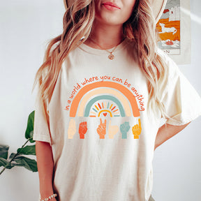 Dans un monde où vous pouvez être n'importe quoi, soyez gentil T-shirt