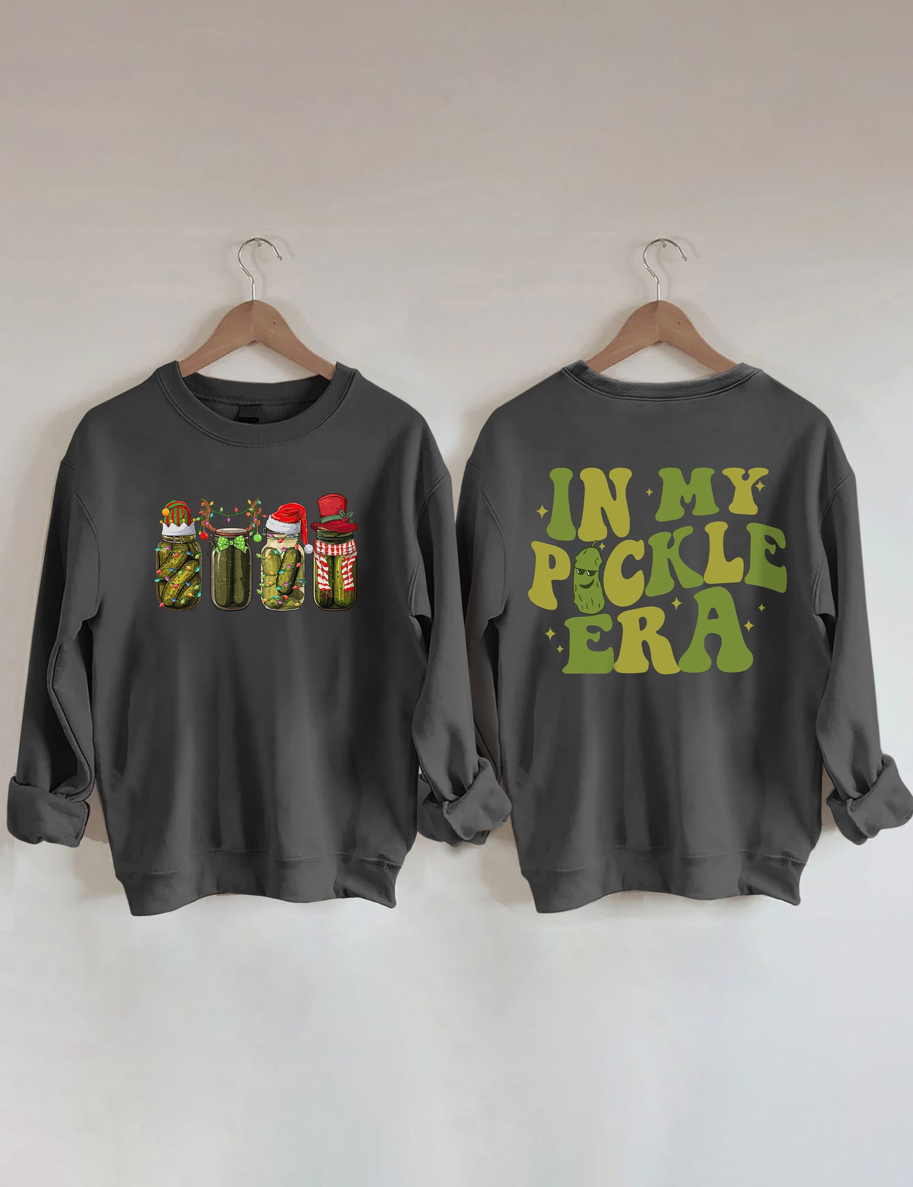 In meinem Pickle-Ära-Sweatshirt 