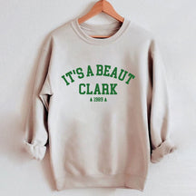 Es ist ein Weihnachts-Sweatshirt von Beaut Clark