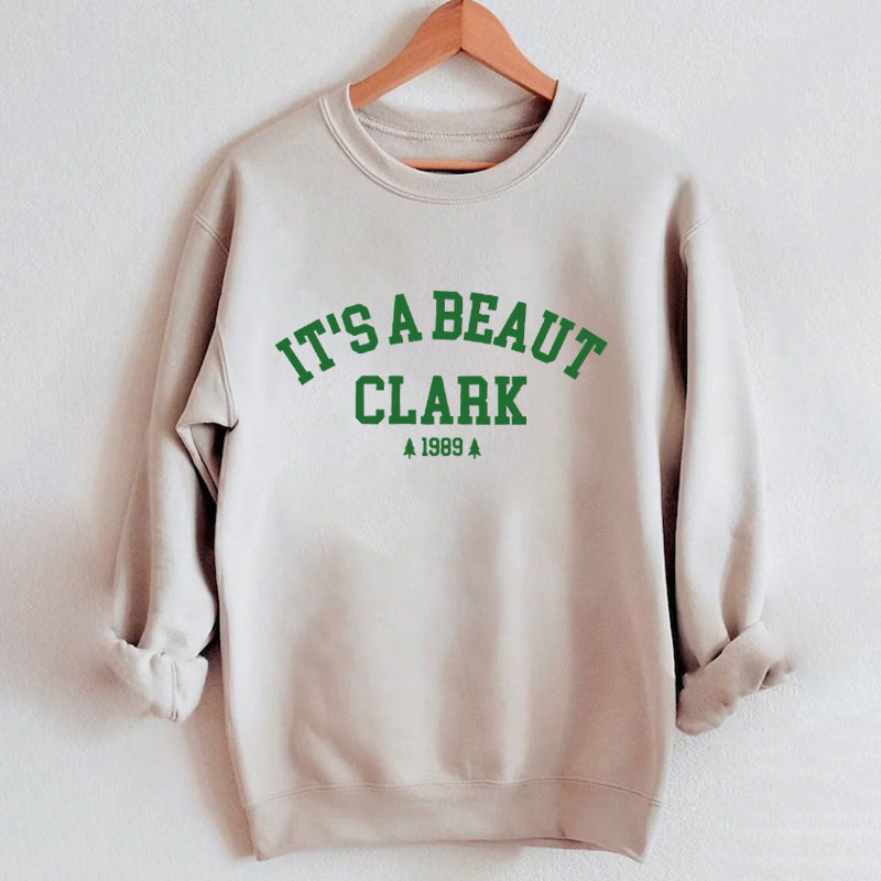 Es ist ein Weihnachts-Sweatshirt von Beaut Clark