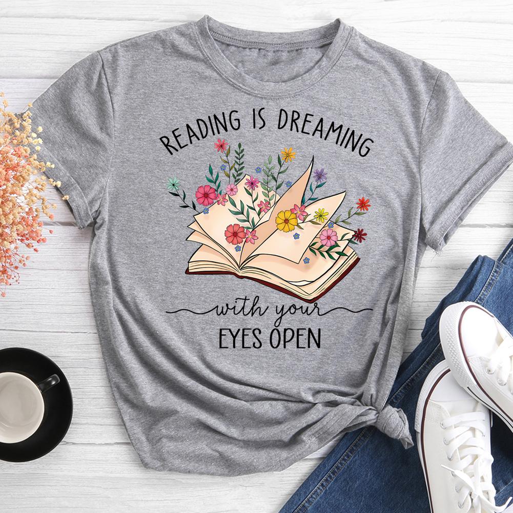 Lire c'est rêver avec son T-shirt ouvert Eves