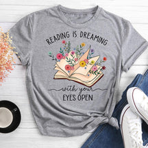 Lire c'est rêver avec son T-shirt ouvert Eves