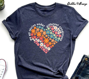 Nous prospérons tous dans différentes conditions T-shirt de soutien à l’autisme