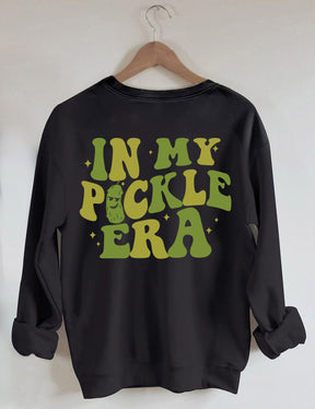 In meinem Pickle-Ära-Sweatshirt 