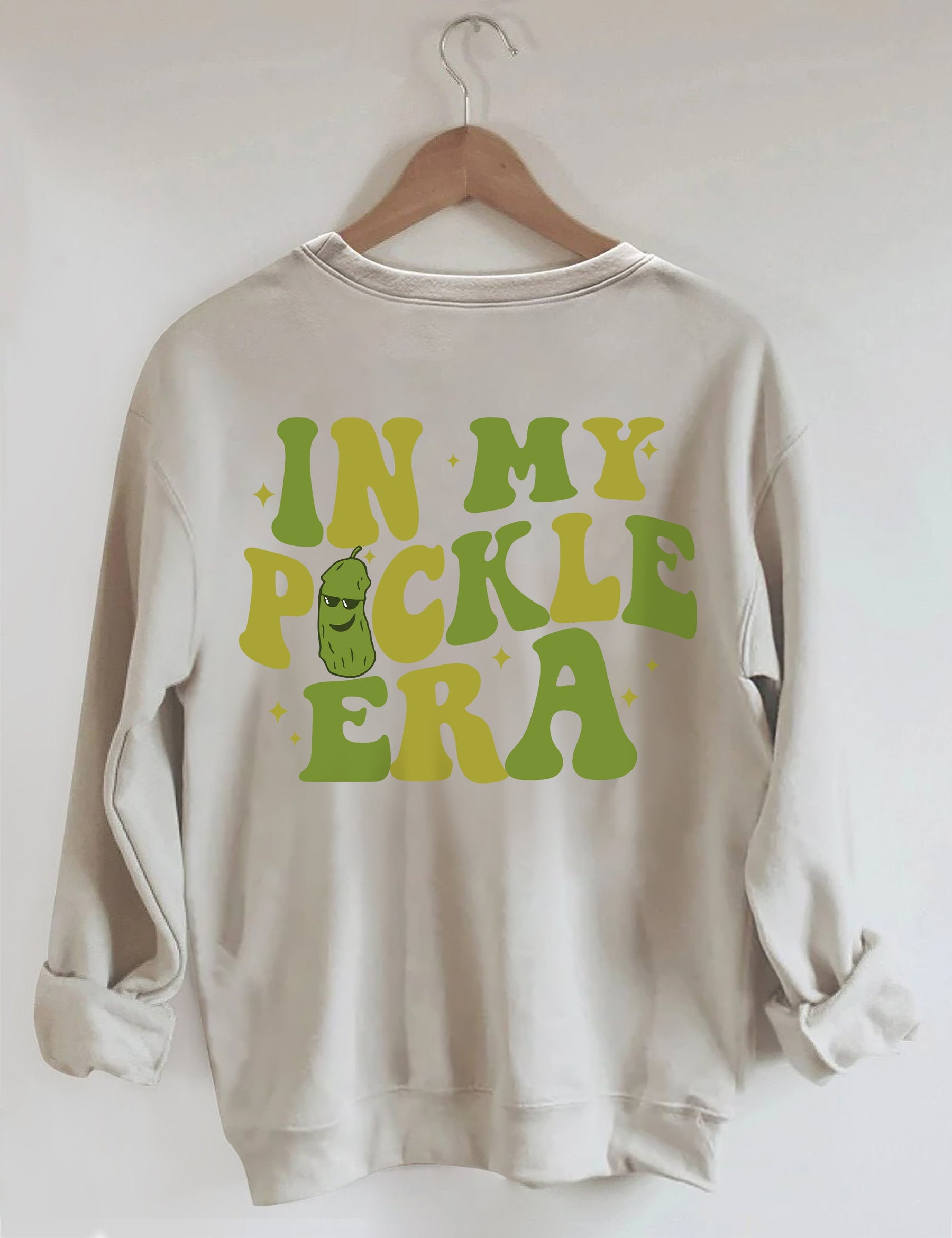 In meinem Pickle-Ära-Sweatshirt 