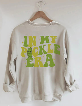 In meinem Pickle-Ära-Sweatshirt 