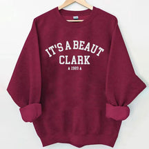 Es ist ein Weihnachts-Sweatshirt von Beaut Clark