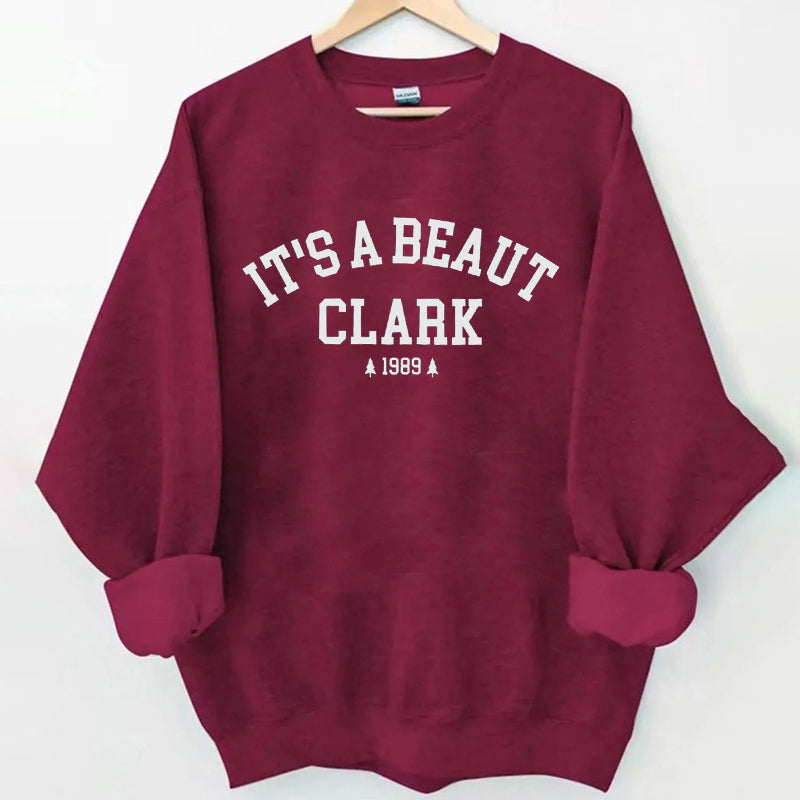 Es ist ein Weihnachts-Sweatshirt von Beaut Clark