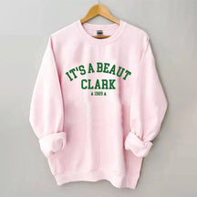 Es ist ein Weihnachts-Sweatshirt von Beaut Clark
