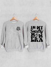 In meinem Fußball-Mama-Ära-Sweatshirt