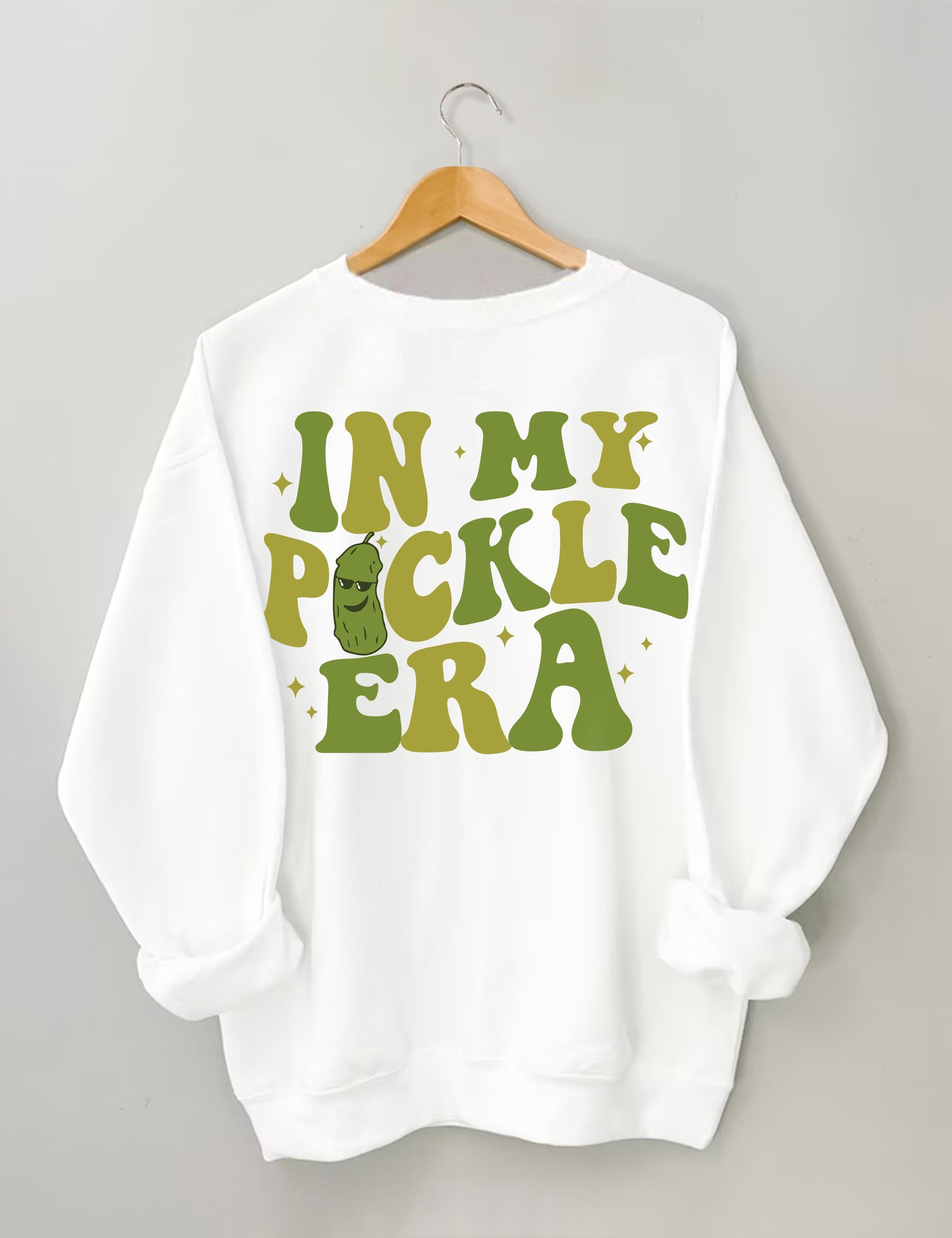 In meinem Pickle-Ära-Sweatshirt 
